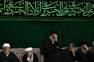 الإمام الخامنئي يقيم مراسم عزاء الإمام الحسين (عليه السلام)