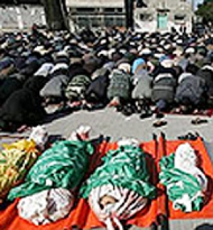 جرائم العدو في غزة غزة تتوشح بالسواد... حداداً على شهدائها