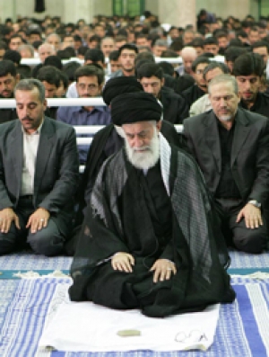 خلال شهر رمضان المبارك: إقامة صلاتي الظهر والعصر بإمامة آية الله العظمى السيد الخامنئي في حسينية الإمام الخميني