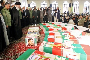 قائد الثورة الإسلامية يشارك في مراسم تشييع شهداء الحرس 