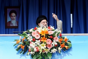 أستاذ جامعي من الصومال: صمود آية الله الخامنئي بوجه أمريكا وإسرائيل من دواعي افتخار المسلمين 