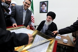 إهداء مصحف مخطوط بالذهب إلى الإمام الخامنئي 