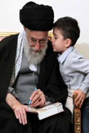 قصة - لقاء الحبيب (لقاء القائد الخامنئي مع عائلة الشهيد مصطفى أحمدي روشن العالم النووي الإيراني)