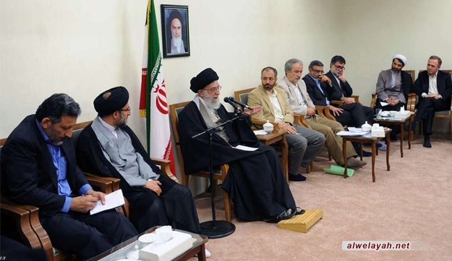 الإمام الخامنئي: أدب المقاومة والثورة أغنانا عن الأدب المستورد