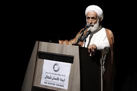 إمام جمعة إصفهان المؤقت: تاريخ حياة قائد الثورة الإسلامية يرسم النهج الأصيل للإسلام