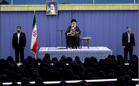 قائد الثورة يلتقي عدداً من النساء المضحيات في محافظة کرمانشاه