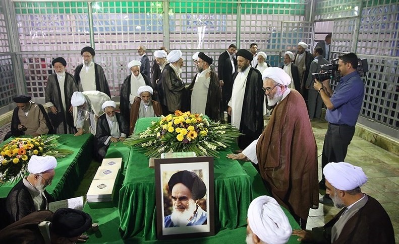 أعضاء مجلس خبراء القيادة يجددون العهد مع أهداف الإمام الراحل (رض)