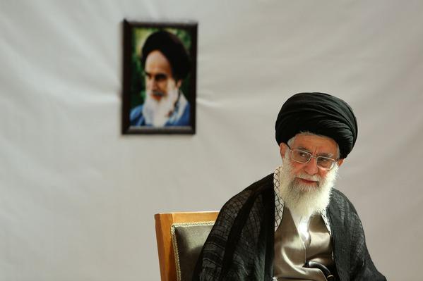 الإمام الخامنئي: تكريم الوجوه البارزة يوصل البلد إلى القمم العلمية