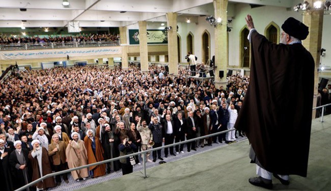 الإمام الخامنئي: لن أملّ من تنوير الرأي العام وسأكشف أهداف العدو