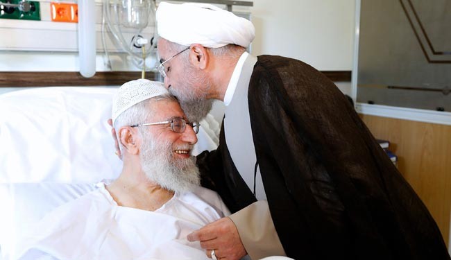 الرئيس روحاني يعود قائد الثورة ويقدم تقريرا عن زيارته لشنغهاي+صور