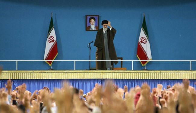 الإمام الخامنئي: الثورة الإسلامية تواجه اليوم جبهة واسعة من الأعداء