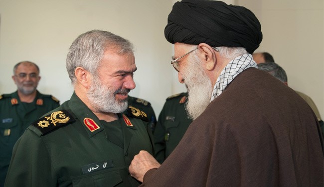 الإمام الخامنئي يمنح وساما لقادة حرس الثورة؛ اعتقلوا أميركيين