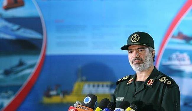 حرس الثورة الإسلامية يختبر زورقاً بحرياً فائق السرعة