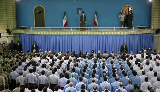 الإمام الخامنئي: يهددون إيران ولا يريدون امتلاكها أسلحة دفاعية