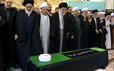 تشييع جثمان آية الله مهدوي كني بحضور قائد الثورة الإسلامية