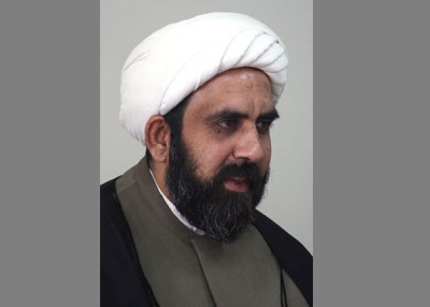 السيد الخامنئي يؤكد قولاً وفعلاً علي الالتزام بالقرآن الكريم