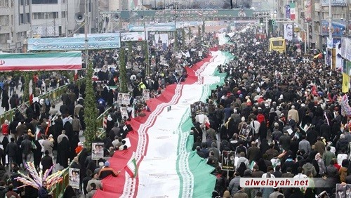 أطول علم للجمهورية الإسلامية على أيدي المشاركين في مسيرات بهمن