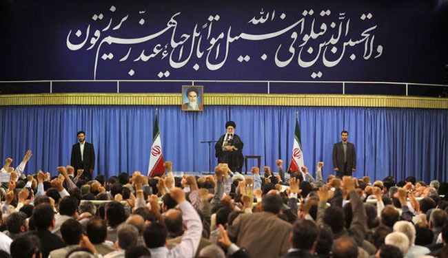 الإمام الخامنئي يحذر من محاولات لاشعال فتيل حرب طائفية بالمنطقة