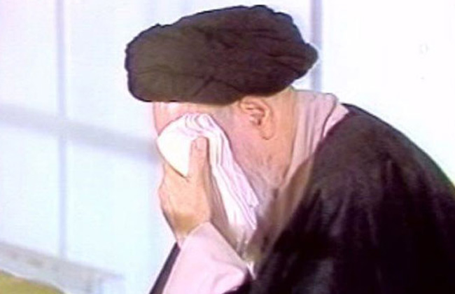 الامام الخميني يبكي في مصيبة العباس عليه السلام