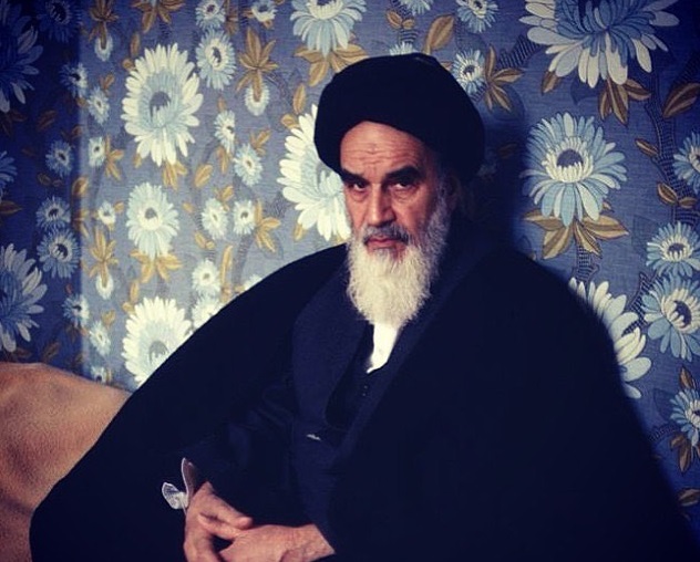 سلسلة من العبق الإمام الخميني (قدس سره) - الحلقة (32): التباين بين الملتزمين والمنحرفين