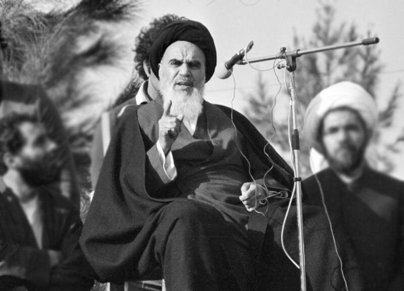 سلسلة من عبق الإمام الخميني (قدس سره) – الحلقة (82): أساس الجمهورية الإسلامية قائم على حفظ استقلالها