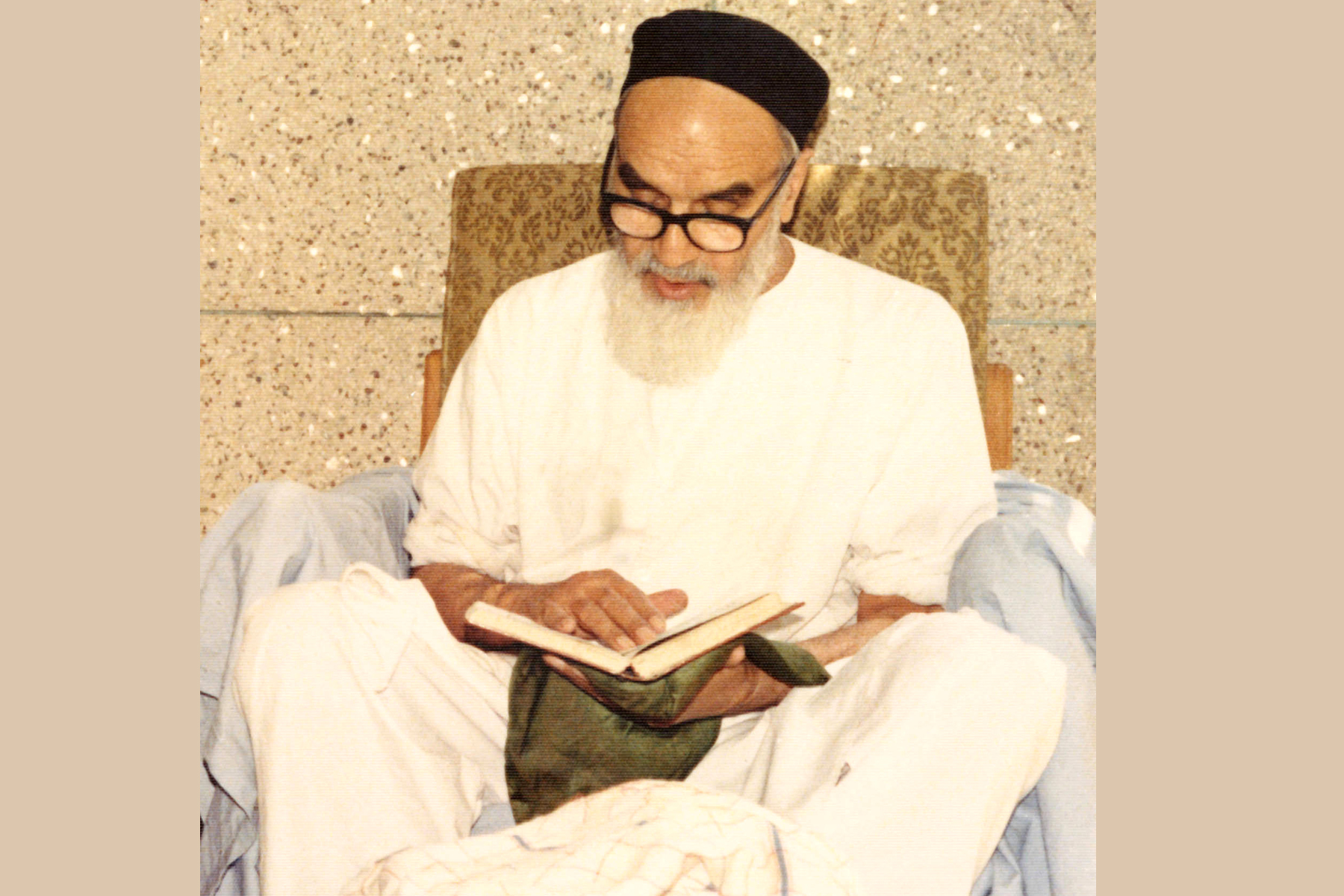  سلسلة من عبق الإمام الخميني (قدس سره) – الحلقة (85): نتيجة التعليم من دون التربية الروحية
