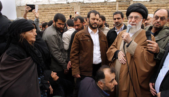 الإمام الخامنئي يتفقد المناطق المنكوبة بالزلزال