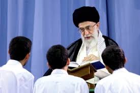 الإمام الخامنئي (دام ظله) ونصائحه الأبوية للشباب