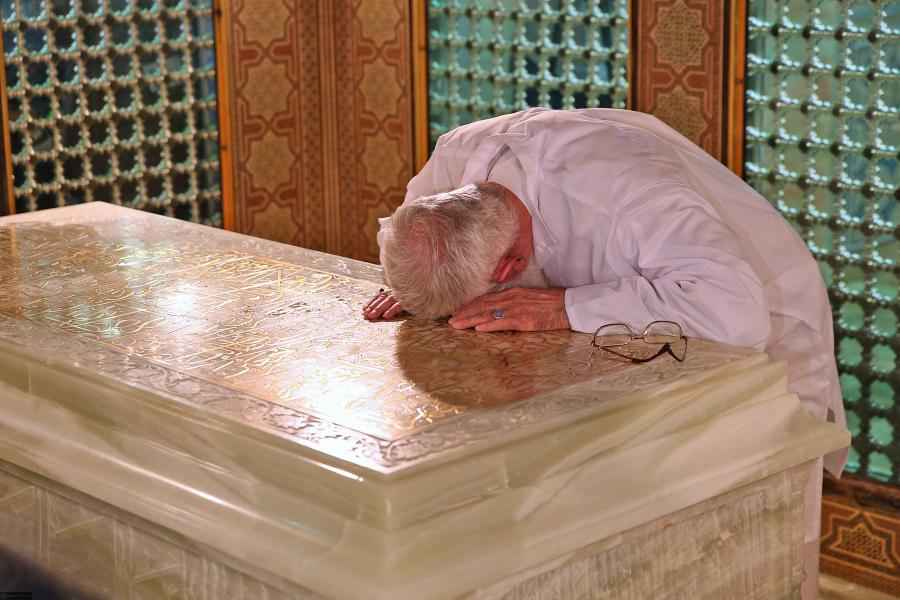 مشاهد للإمام الخامنئي في حرم الإمام الرضا (عليه السلام) تنشر للمرة الأولى