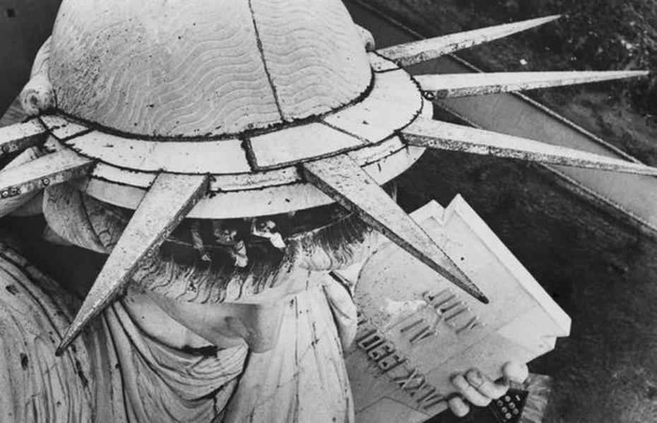 الإمام الخامنئي (دام ظله): "تعرف على أمريكا بشكل أفضل"