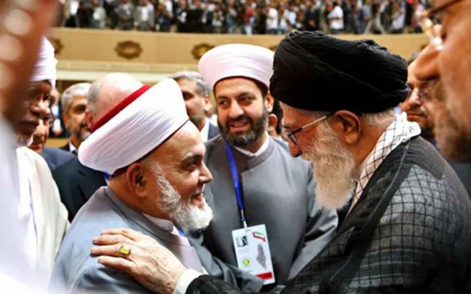 رواية الإمام الخامنئي لإهانة عالم دينٍ مقدّسات المذهب الآخر ولجوءه إلى السفارة البريطانية