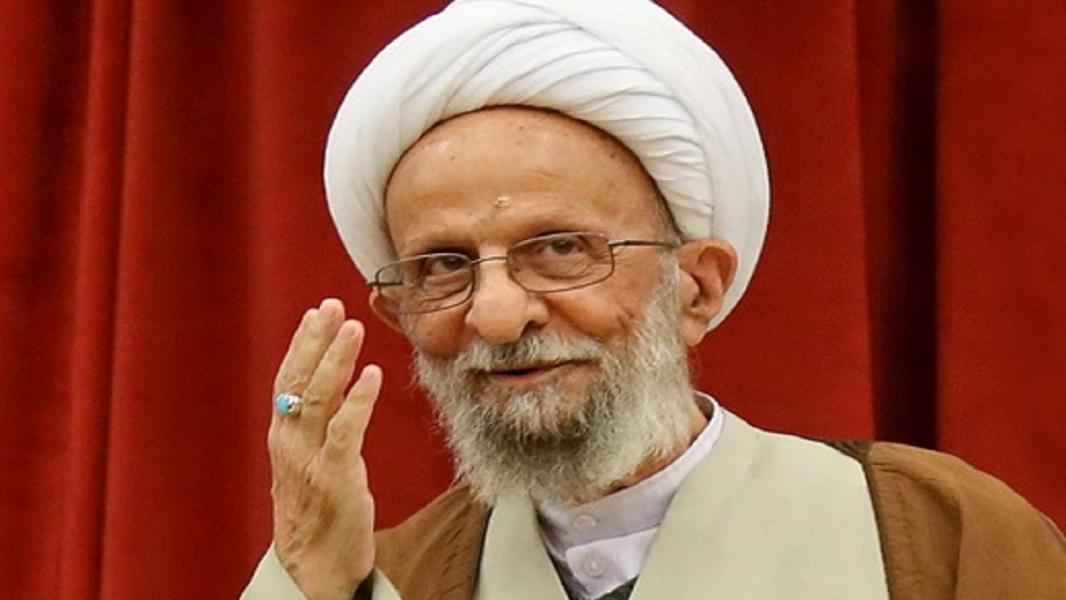 الإمام الخامنئي يؤدي صلاة الميت على جثمان آية الله محمد تقي مصباح اليزدي