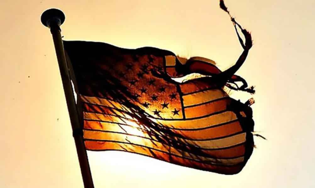 أفول معسكر الغرب في كلام الإمام الخامنئي (دام ظله)