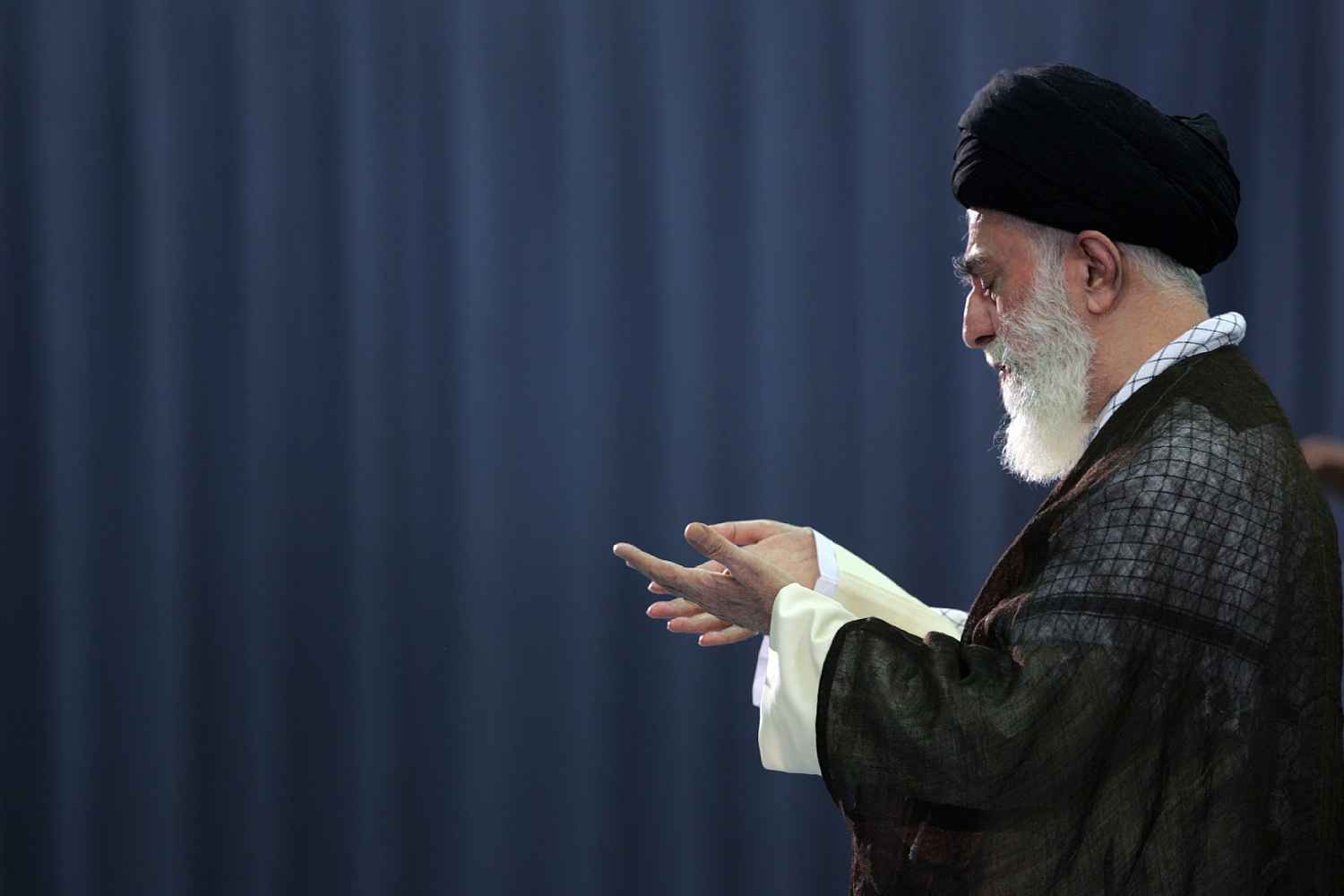 ارشادات الإمام الخامنئي حول الصلاة منذ فترة الشباب