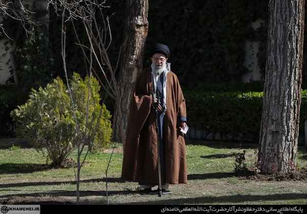 الإمام الخامنئي (دام ظله) يغرس شتلتين لأشجار مثمرة بمناسبة يوم الشجرة