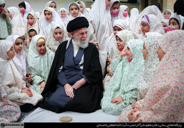  مراسم حفل تكليف الفتيات التلميذات بحضور الإمام الخامنئي (دام ظله)
