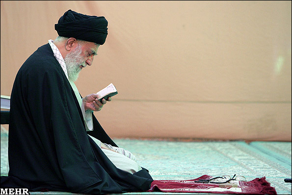 الإمام الخامنئي (دام ظله) يمدح أحد قراء المصريين بالعربي