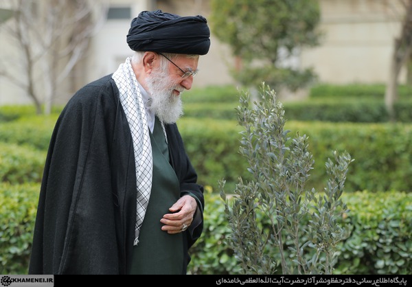 نظرة إلى كلام الإمام الخامنئي (دام ظله) بعد غرس ثلاث شتلات بمناسبة يوم الشّجرة