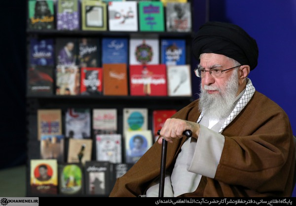 مشاهد من جولة الإمام الخامنئي (دام ظله) في المعرض الدولي الخامس والثلاثين للكتاب في طهران