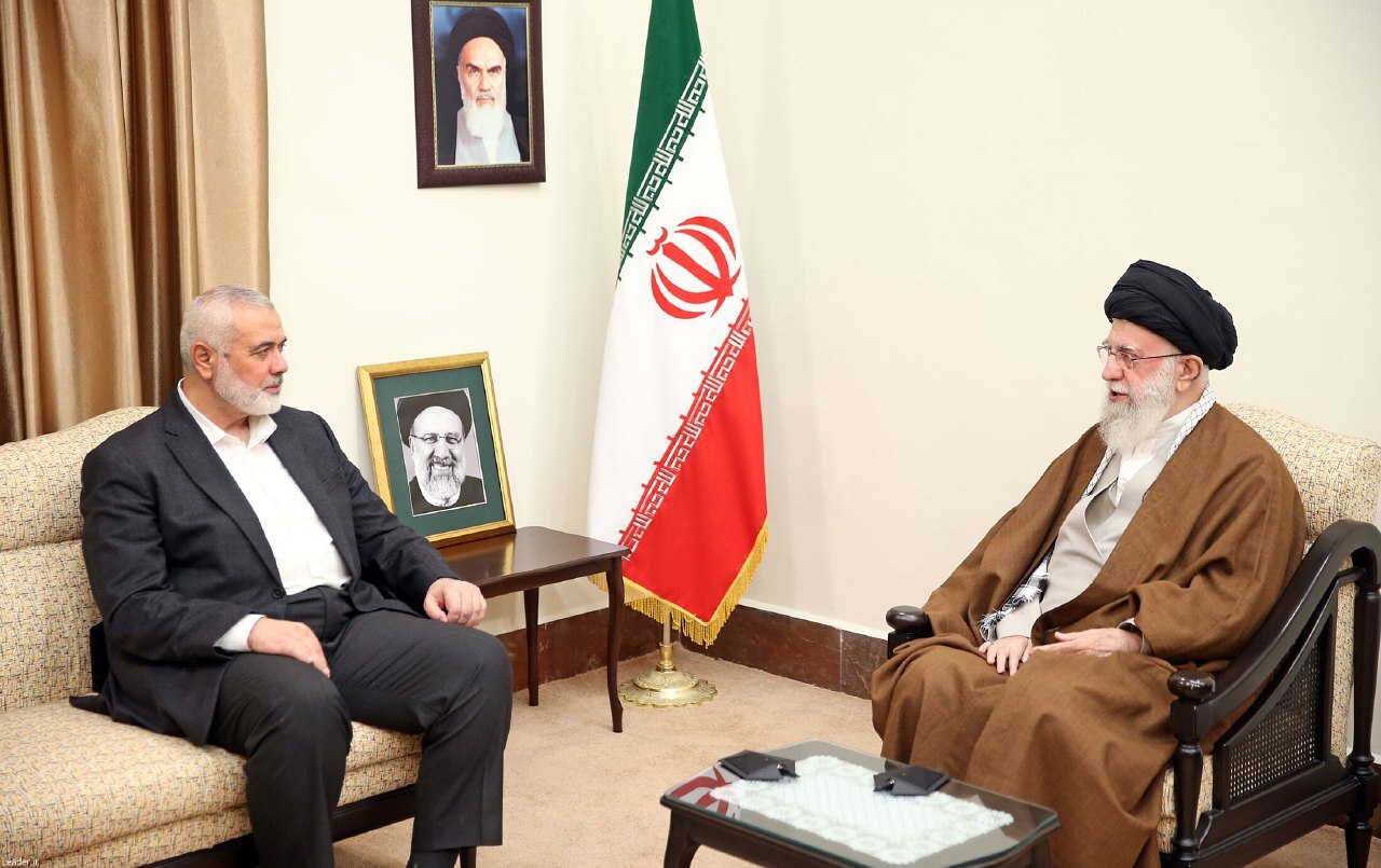 اللقاء الأخير... لحظات من اللقاء الأخير بين الشهيد إسماعيل هنية والإمام الخامنئي (دام ظله)