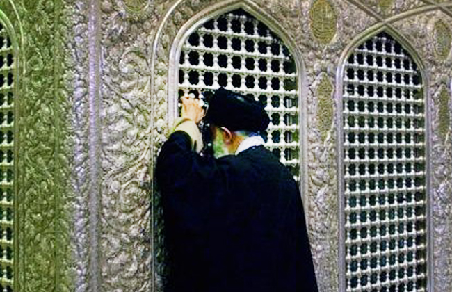 الإمام الخامنئي في حرم الإمام الرضا