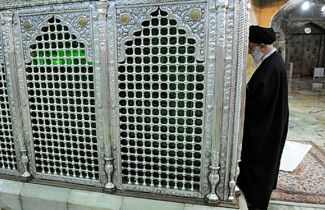 الإمام الخامنئي في حرم الإمام الرضا 2
