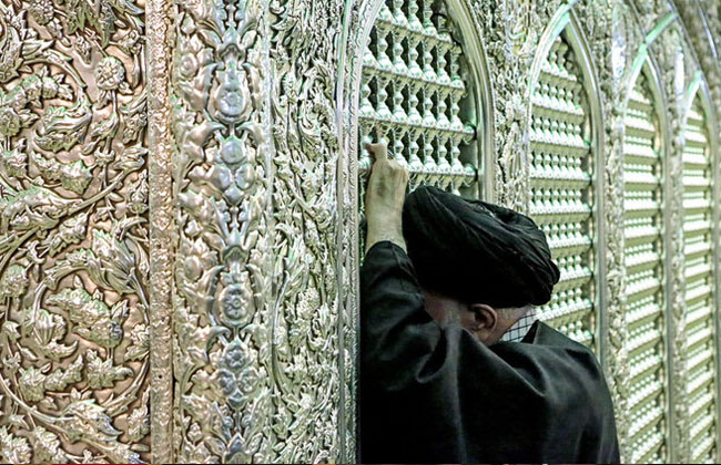 القائد في حرم الإمام الرضا