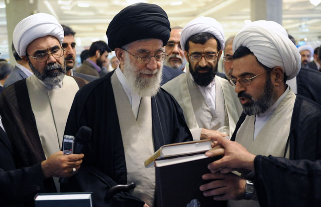 القائد يتفقد معرض تحقيقات الحوزة بقم