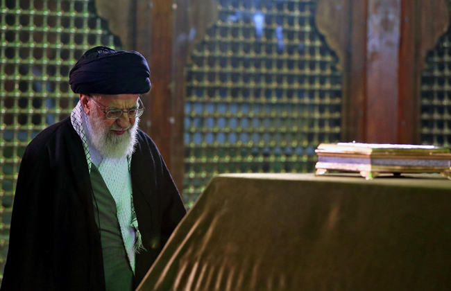 زيارة الإمام الخامنئي الى مرقد الإمام الخميني