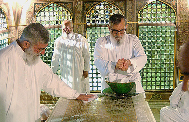 زيارة الإمام الخامنئي الى مرقد الإمام الرضا ع