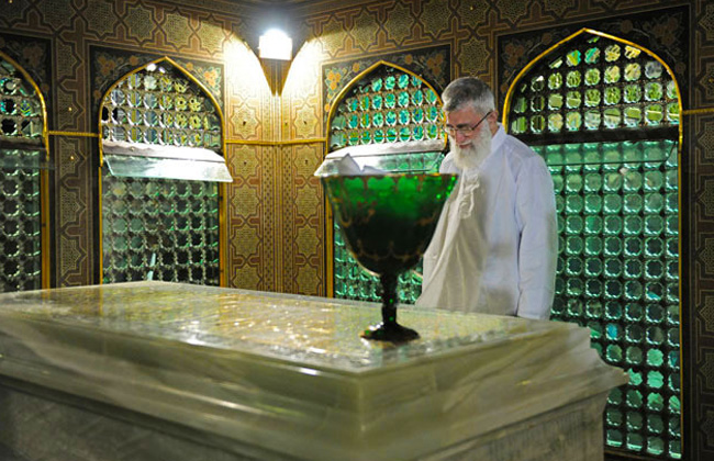 زيارة القائد للحرم الرضوي والتبرك بالضريح