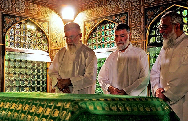 زيارة القائد للحرم الرضوي وتبركه بضريح الامام