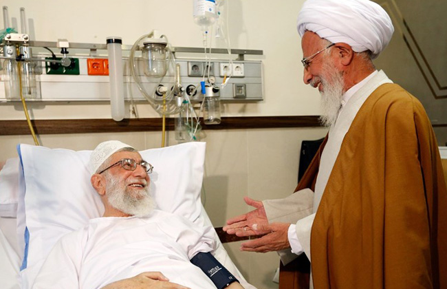 زيارة آية الله جوادي الآملي للقائد في المشفى