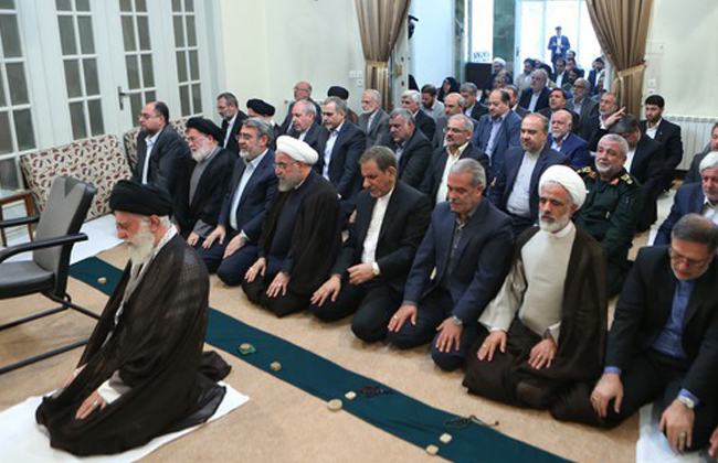 صلاة الامام بالمسؤولين في رمضان